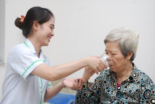 Chăm Sóc Người Cao Tuổi Bị Parkinson